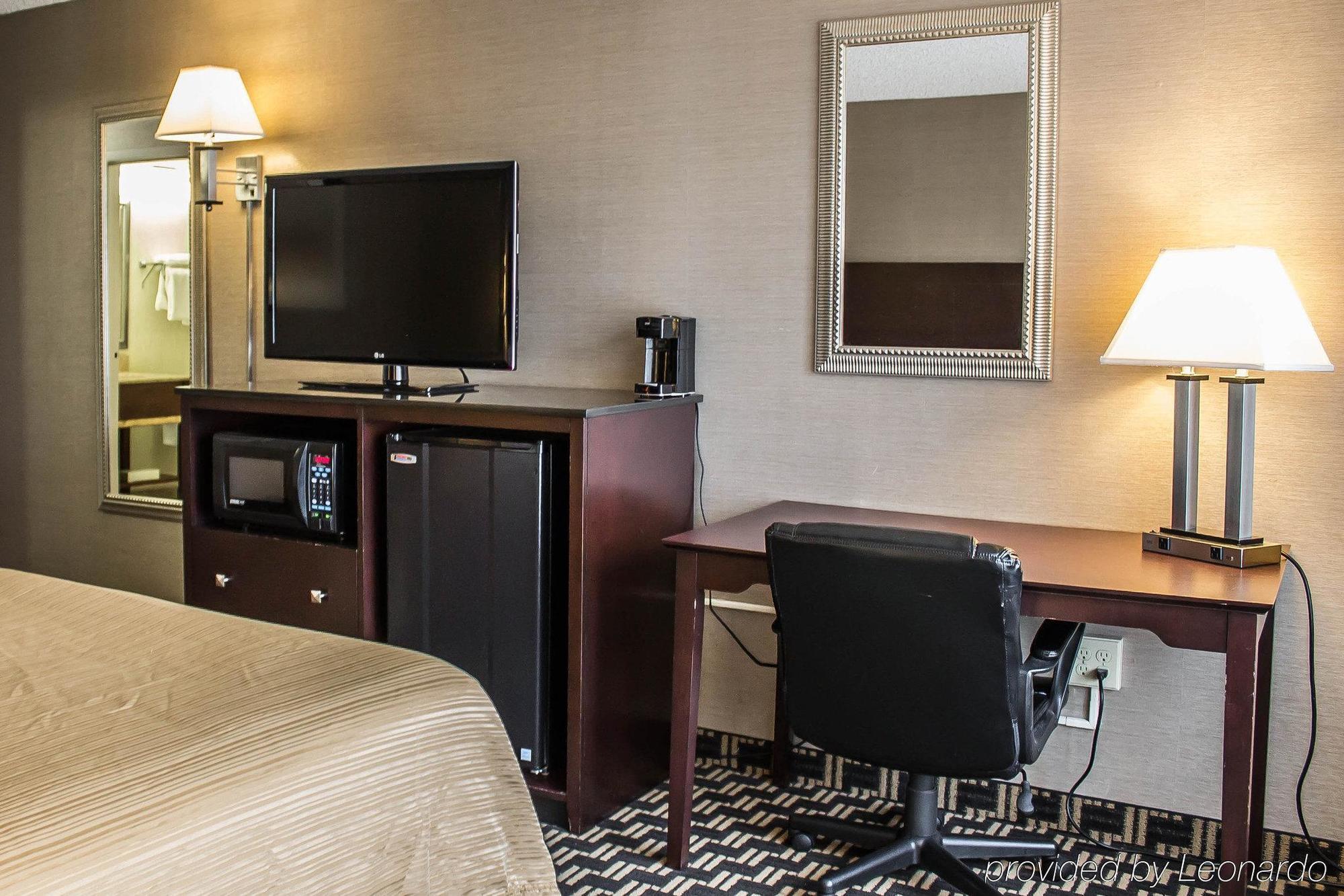 Quality Inn & Conference Center Akron Bagian luar foto
