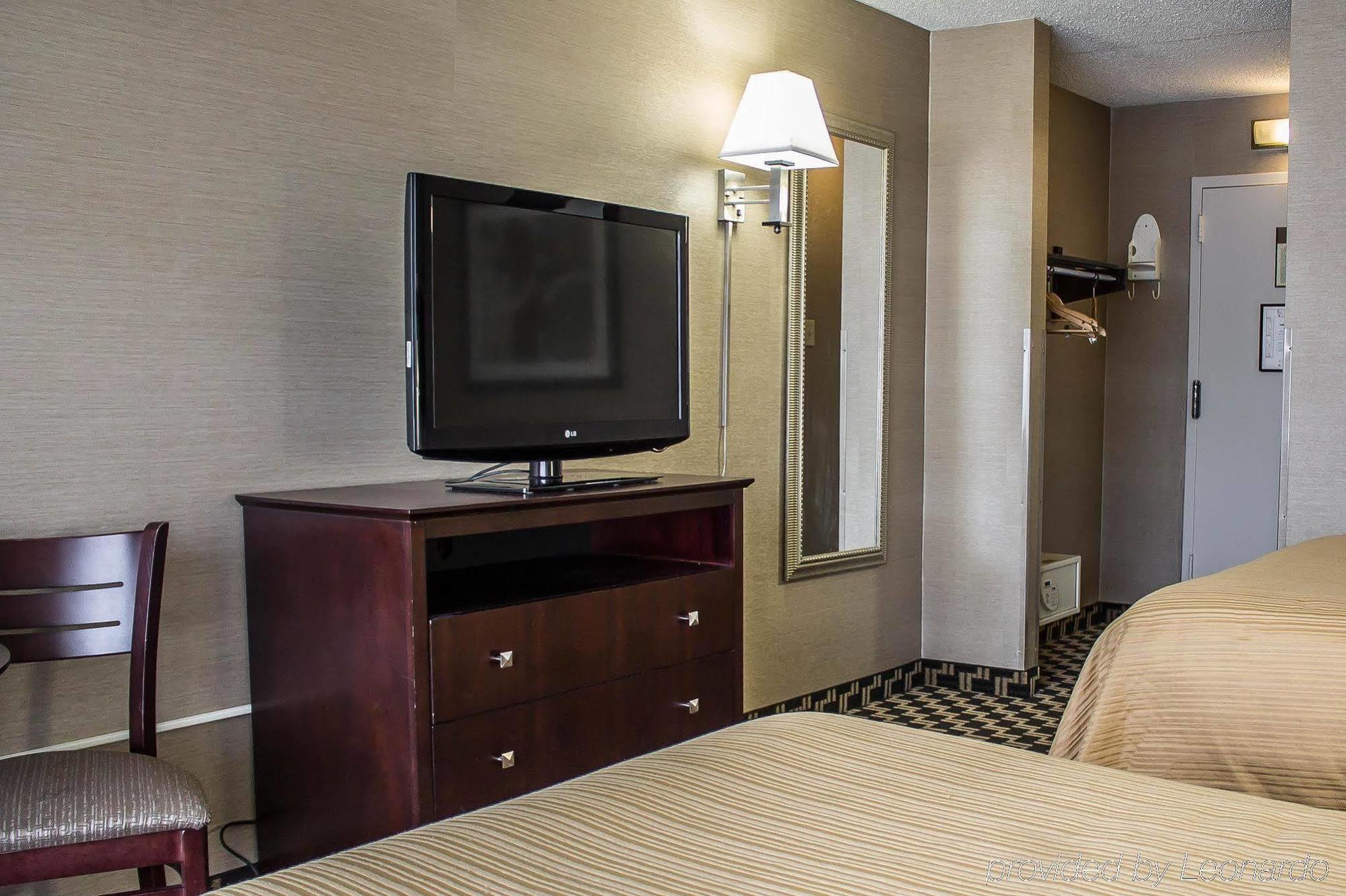 Quality Inn & Conference Center Akron Bagian luar foto
