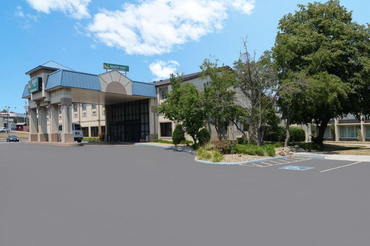 Quality Inn & Conference Center Akron Bagian luar foto