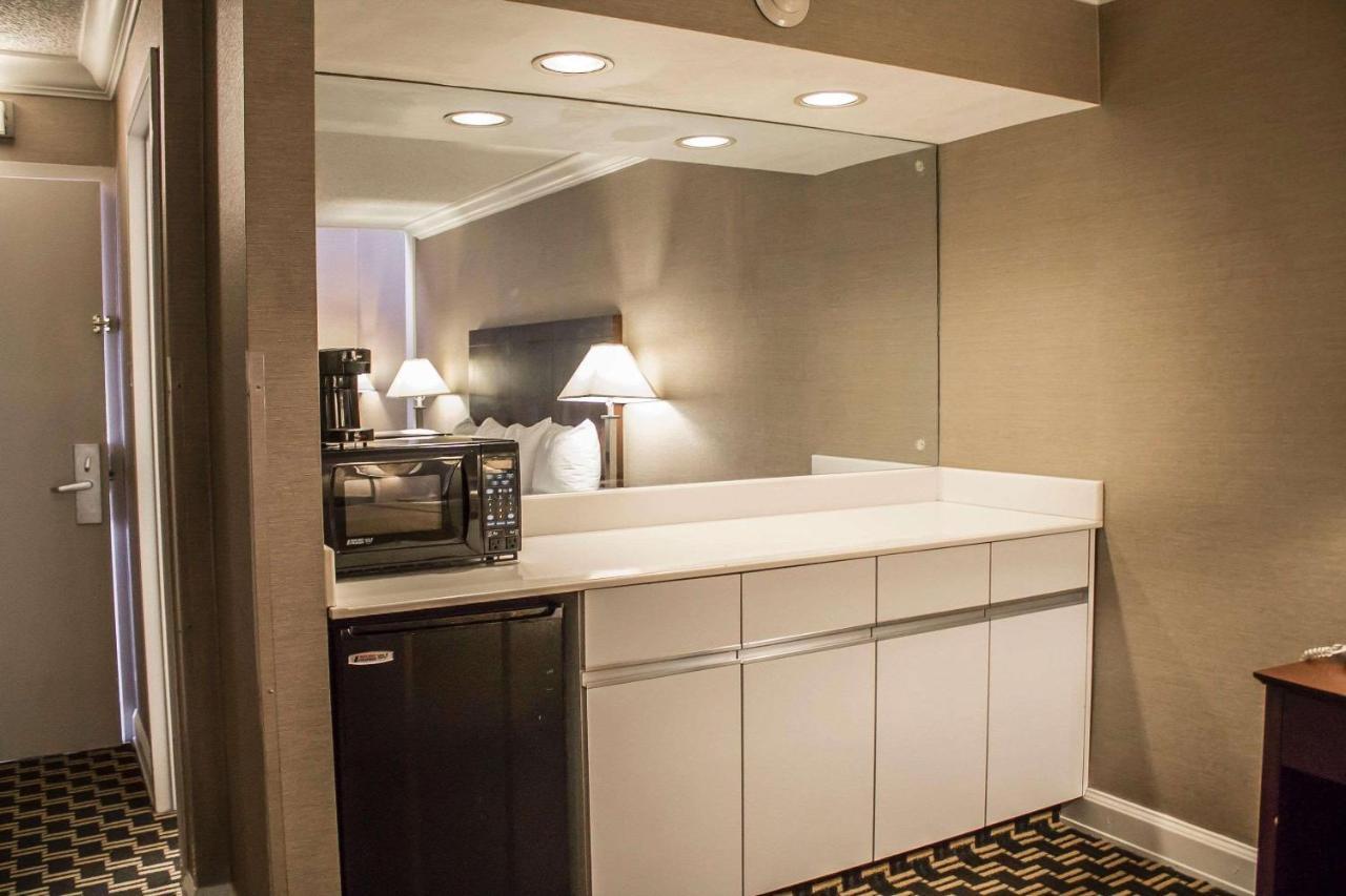 Quality Inn & Conference Center Akron Bagian luar foto