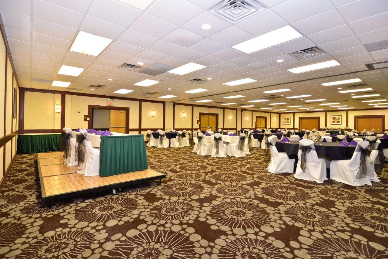 Quality Inn & Conference Center Akron Bagian luar foto